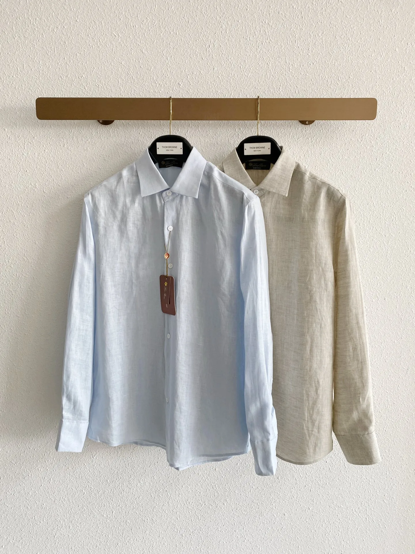 Loro Piana pure linen quiet luxury long-sleeved shirt Fabric: Select high-grade natural linen fabrics, retaining the original and delicate fabric texture of linen, with a soft matte texture, in line with the Italian style of low-key quiet luxury; The fabric has rich pores and excellent Breathable heat dissipation performance. In midsummer, the upper body can quickly dissipate body surface heat, making daily travel less prone to sweating and sticky skin; Native linen will produce natural light wrinkles, creating a casual and relaxed wearing atmosphere. The fabric has been pre-processed and optimized, and the rough and itchy feeling has been greatly weakened, making it comfortable to wear against the skin. The color fastness of the fabric has been controlled, and light colors are less prone to yellowing and dullness after repeated washing and care. Style and details: It adopts an elegant Italian small square collar with built-in shaping technology, which is not easy to fall and deform after daily wear and cleaning; the buttoned neckline is suitable for light business scenes, and you can switch to daily casual style by loosening the two upper buttons; the tailoring adopts a slightly loose shoulder version, which is very tolerant for figures with slippery shoulders, large shoulder width, and fat on the waist and abdomen. The shoulders are neatly routed, and the upper body does not feel tight and restrictive; The buttons on the placket are neatly arranged, and the wiring is fine and concealed. There is no conspicuously exposed brand logo, and the details are restrained and restrained; the regular-length long-sleeved cuffs can be folded freely, which can create different looks; the arc-shaped hem design is suitable for multiple wearing methods. It can be worn neatly and smartly when tucked into trousers, while the hem can be worn outside for a lazy and comfortable look. Color selection: Light sky blue: The tone is fresh and clear, with outstanding visual cooling effect. It is suitable for spring and summer seasons. It is suitable for all types of Light Gray, Khaki, and White bottoms. It is refreshing and neat for commuting, and suitable for more formal travel occasions; Oatmeal: the natural color of linen, with a warm and soft texture, stronger stain resistance, and a higher fault tolerance rate for daily wear. It is suitable for leisure travel, daily shopping and other scenes, and has a strong sense of old money. Sizes:M-4XL